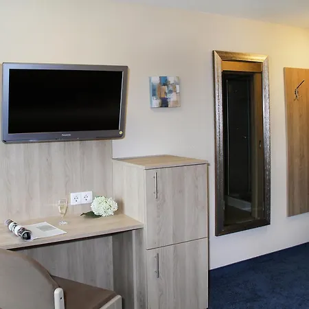 Maximilian Bad Fussing